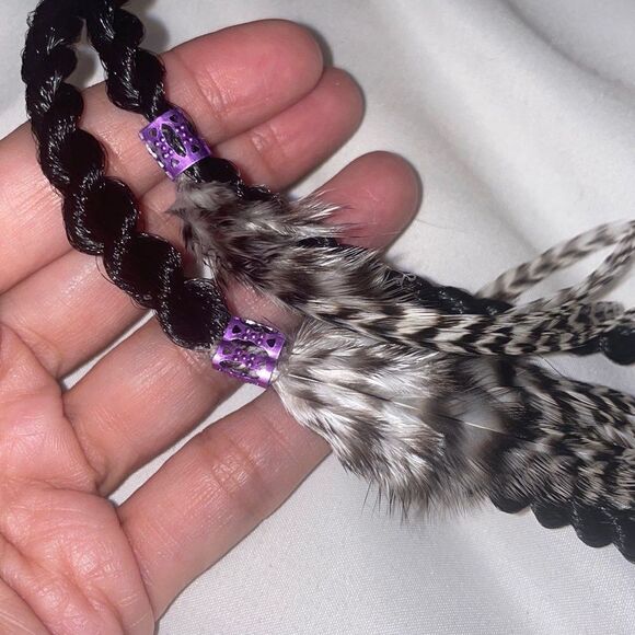 Hair or roach clip accessory with bird feathers and faux hair main image 10